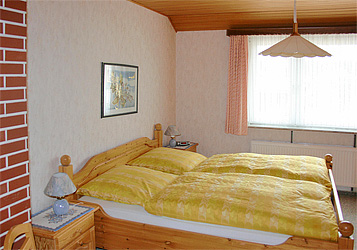 Schlafzimmer mit Doppelbett